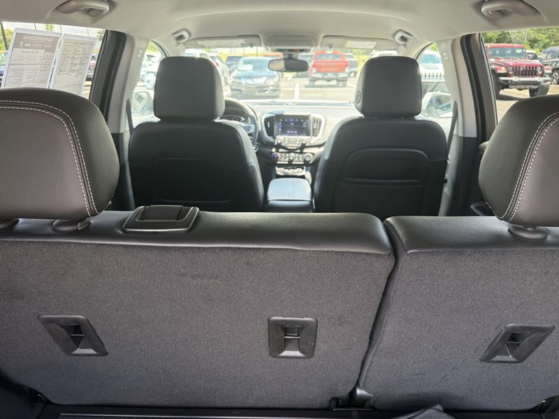 Used 2024 GMC Terrain SLTImage 24
