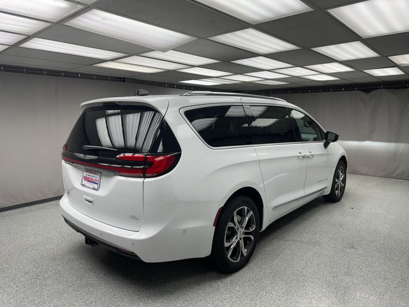 2025 Chrysler Pacifica Pinnacle AwdImage 4