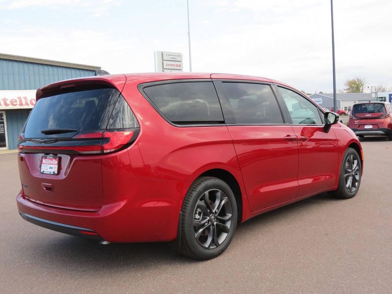 New 2026 Chrysler Pacifica SelectImage 2