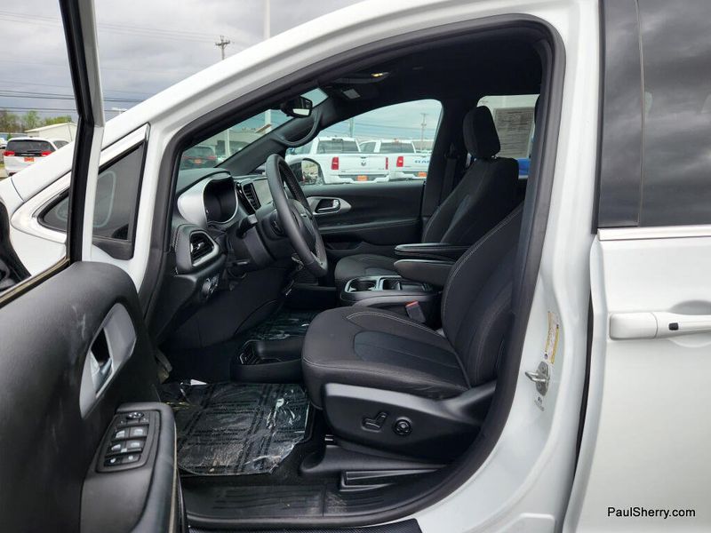 Used 2024 Chrysler Pacifica Touring