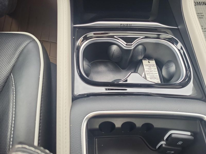 Used 2023 Chrysler Pacifica Hybrid LimitedImage 9