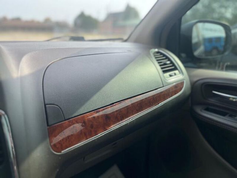 Used 2014 Chrysler Town & Country Image 19