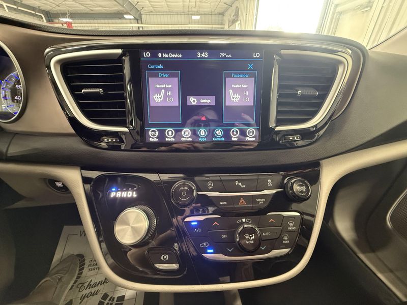Used 2018 Chrysler Pacifica Touring LImage 30