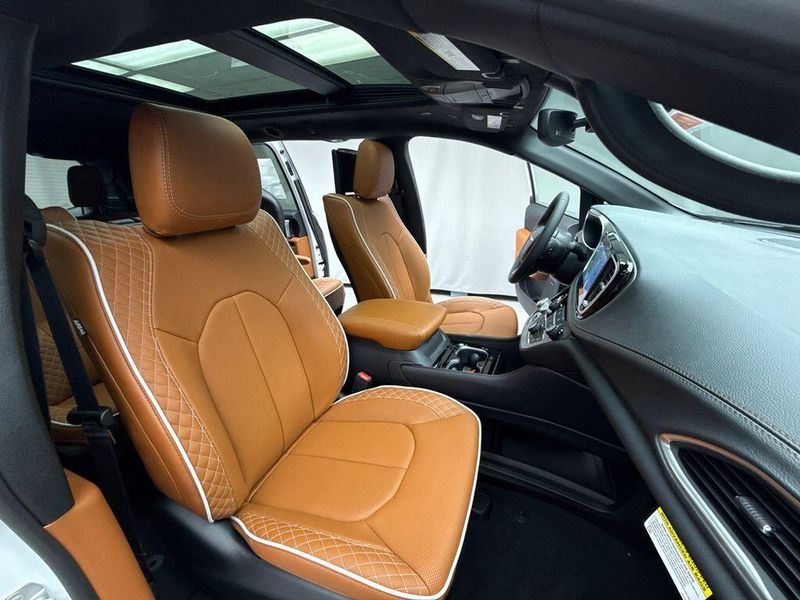 New 2026 Chrysler Pacifica Pinnacle AwdImage 16