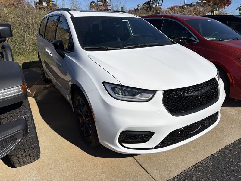 New 2026 Chrysler Pacifica LimitedImage 3