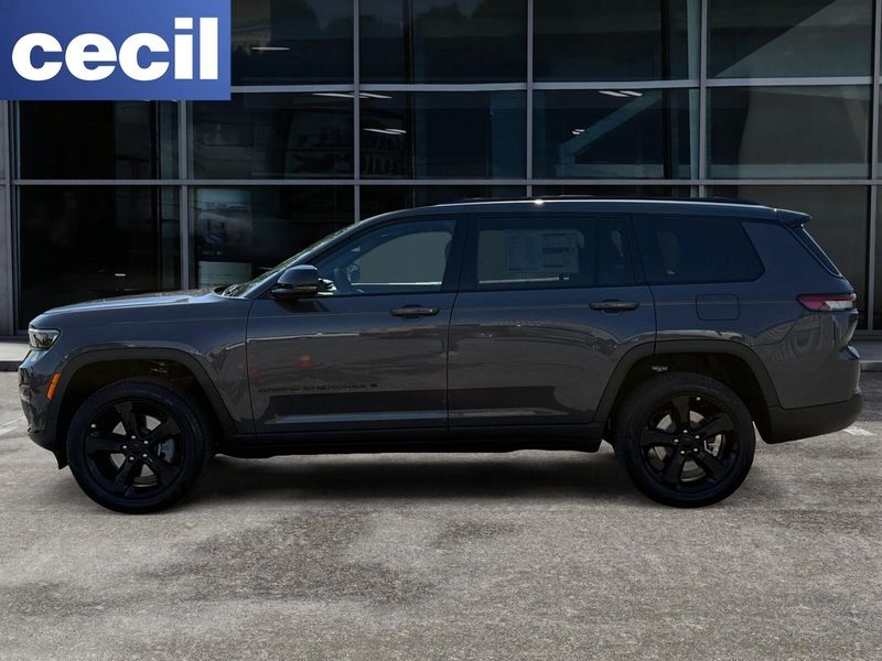 2025 Jeep Grand Cherokee Limited photo 2