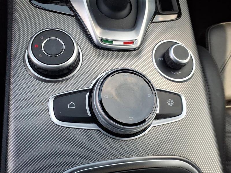 Used 2022 Alfa Romeo Stelvio VeloceImage 25