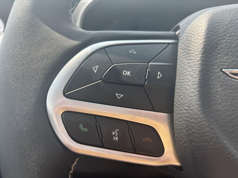 New 2025 Chrysler Pacifica SelectImage 15