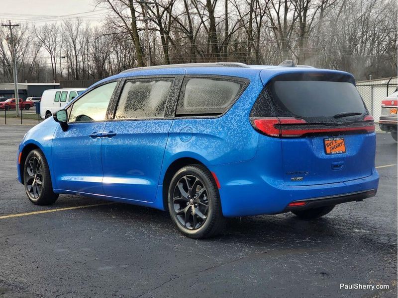 New 2026 Chrysler Pacifica Select
