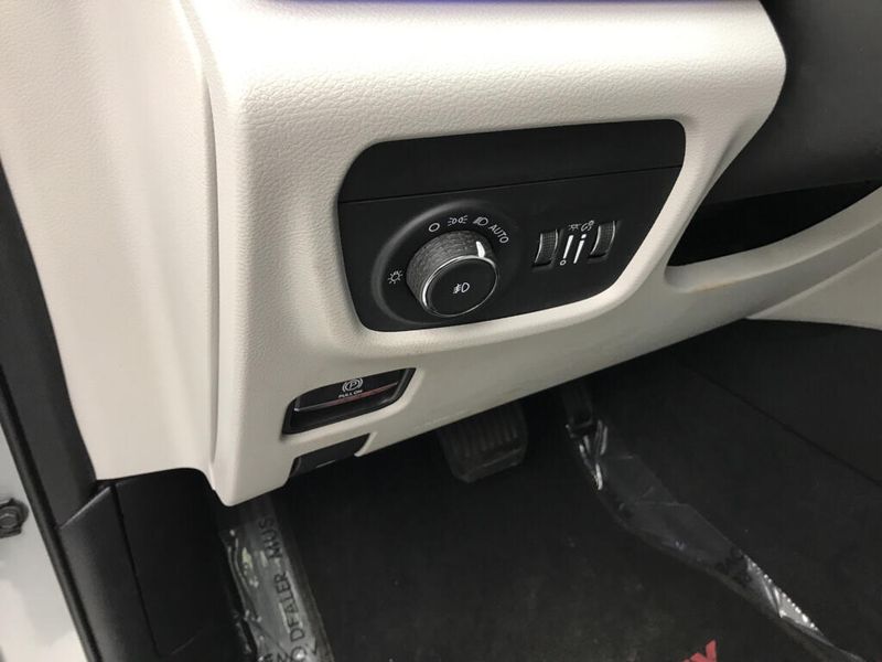 Used 2022 Jeep Grand Cherokee OverlandImage 9