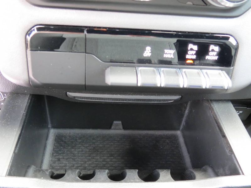 Used 2022 RAM 1500 Big Horn 4x4 4dr Crew Cab 6.4 ft. SB PickupImage 21