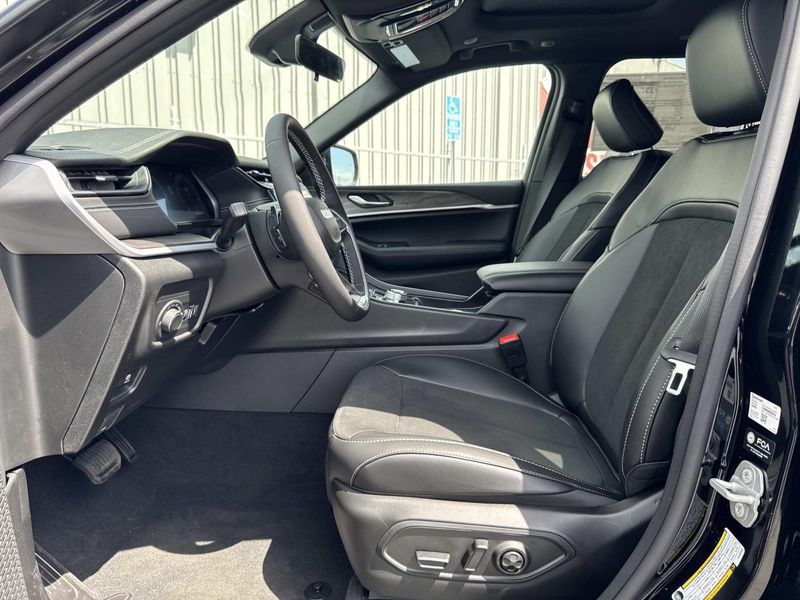 New 2026 Jeep Grand Cherokee Laredo Altitude 4x2