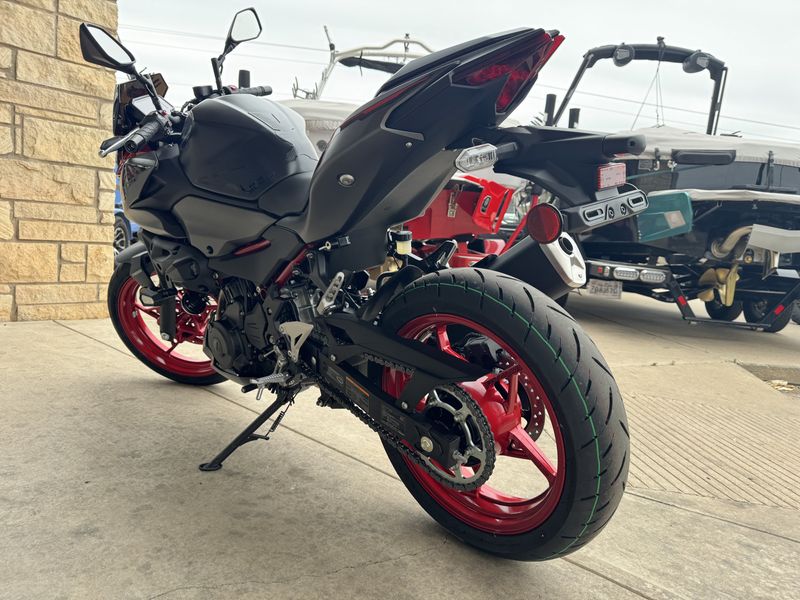 2024 Kawasaki Z500 SE ABS CANDY PERSIMMON RED AND METALLIC FLAT SPARK BLACK AND METALLIC MATTE GRAPHENESTEEL GRAYImage 6