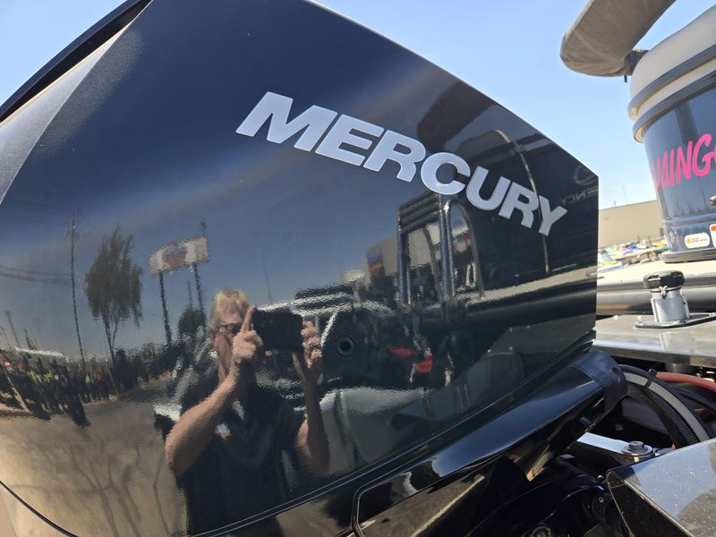 USED 2022 TRACKER REGENCY 230 DL3 Image 9