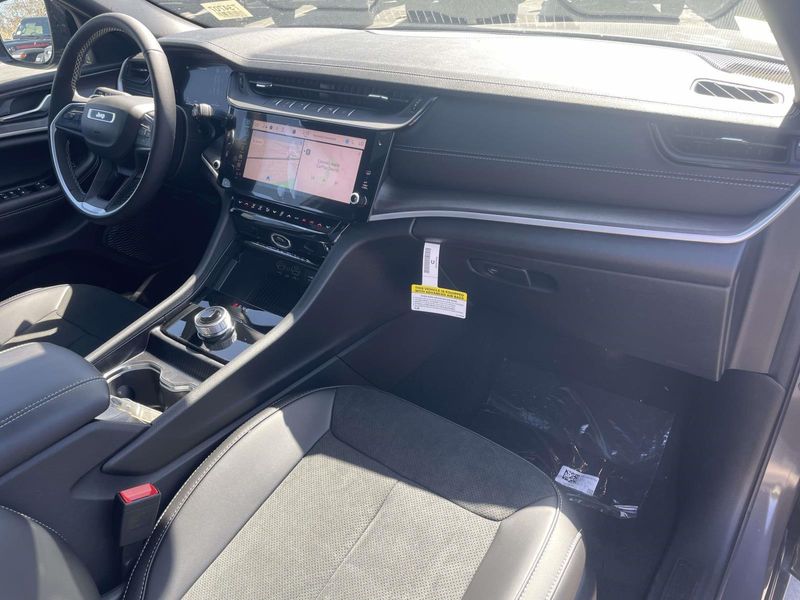 New 2026 Jeep Grand Cherokee Laredo Altitude 4x2