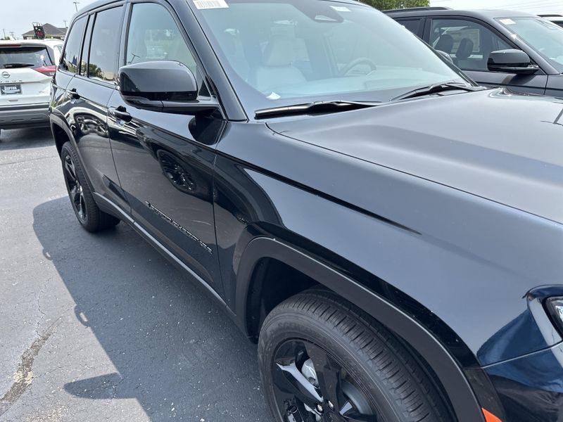 2025 Jeep Grand Cherokee Limited 4x4Image 4