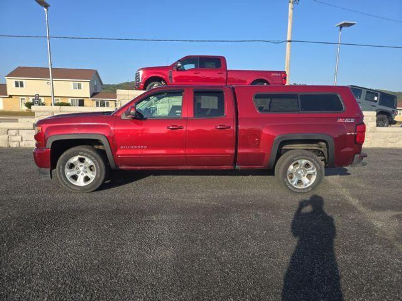 2017 Chevrolet Silverado 1500 LT photo 2