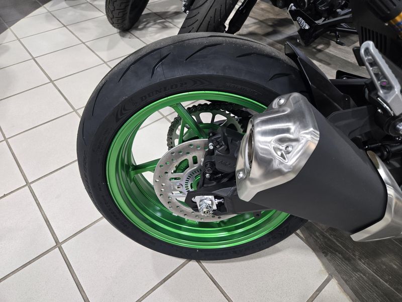 New 2025 Kawasaki Z900 SE ABS METALLIC MATTE GRAPHITE GRAY AND EBONY AND METALLIC GRAPHITE GRAY Image 21