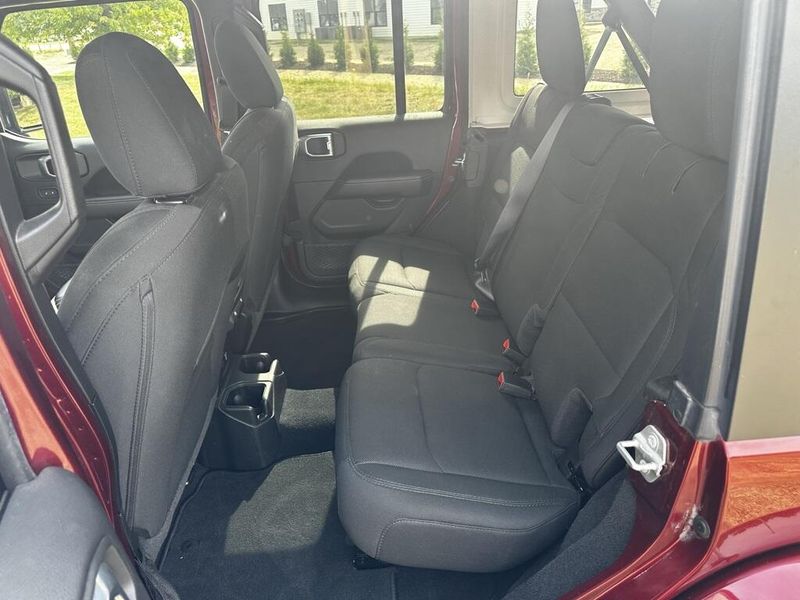 2021 Jeep Wrangler Unlimited Sahara photo 9