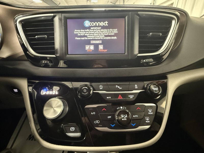 Used 2019 Chrysler Pacifica Touring LImage 28