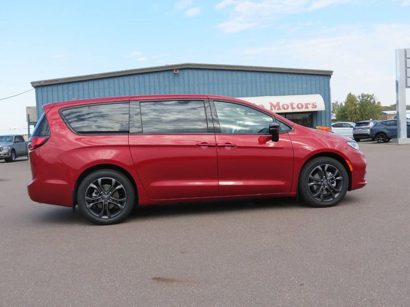 New 2026 Chrysler Pacifica SelectImage 1