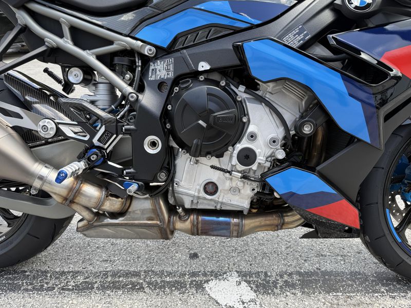 2025 BMW M 1000 R 