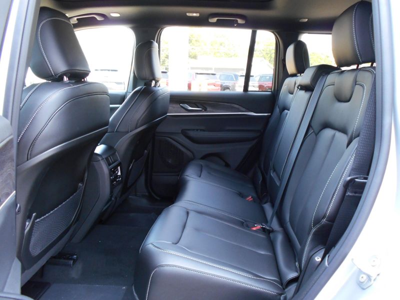 New 2025 Jeep Grand Cherokee Limited 4x4Image 6