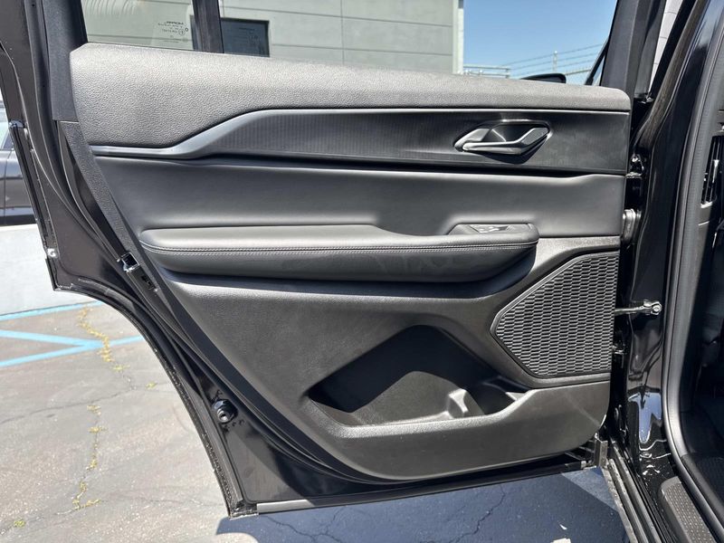 New 2026 Jeep Grand Cherokee L Laredo 4x2