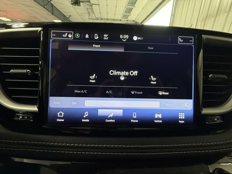 Used 2024 Chrysler Pacifica Touring LImage 26