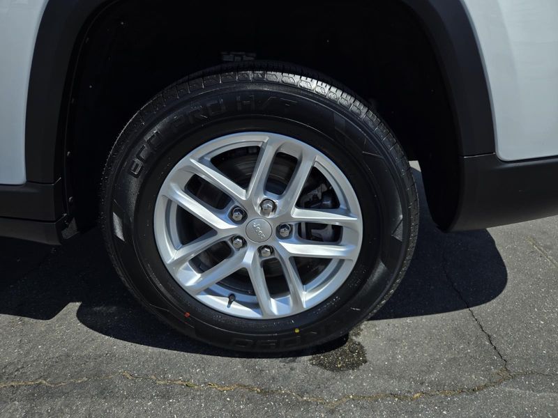 Used 2023 Jeep Grand Cherokee L Laredo 4x2