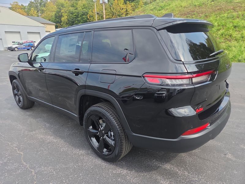 2025 Jeep Grand Cherokee Limited photo 4