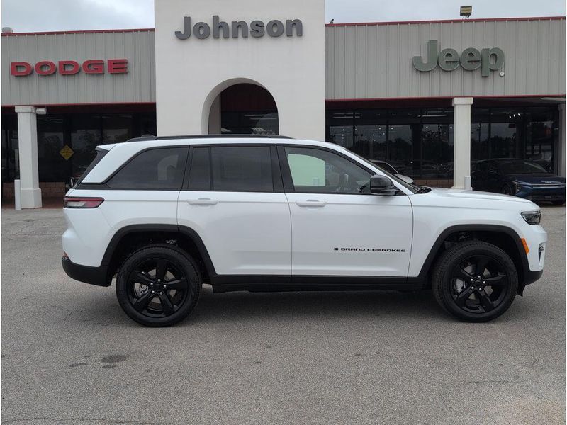 New 2025 Jeep Grand Cherokee Limited 4x2Image 6