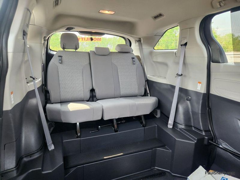 2022 Toyota Sienna Hybrid LEImage 58