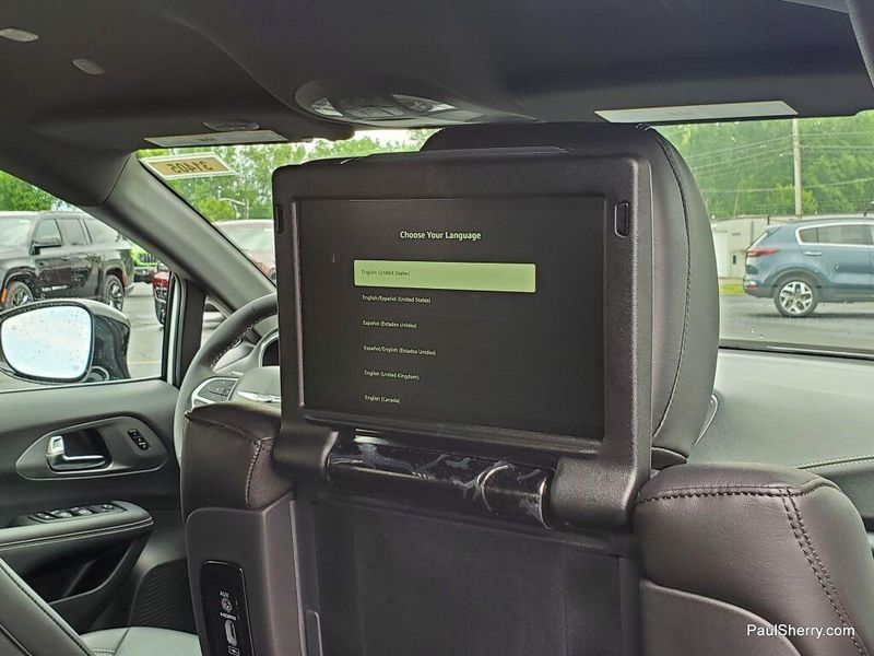 New 2025 Chrysler Pacifica SelectImage 48