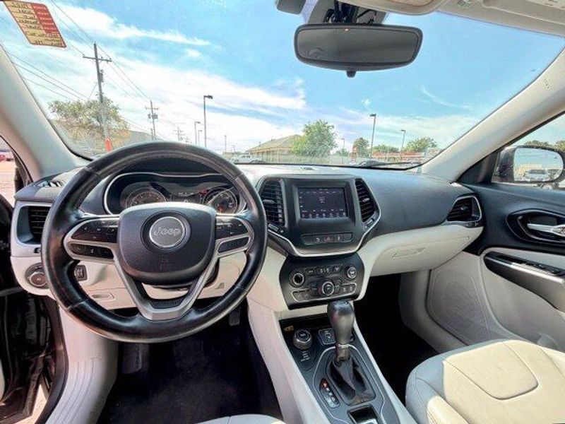 Used 2021 Jeep Cherokee Latitude PlusImage 9