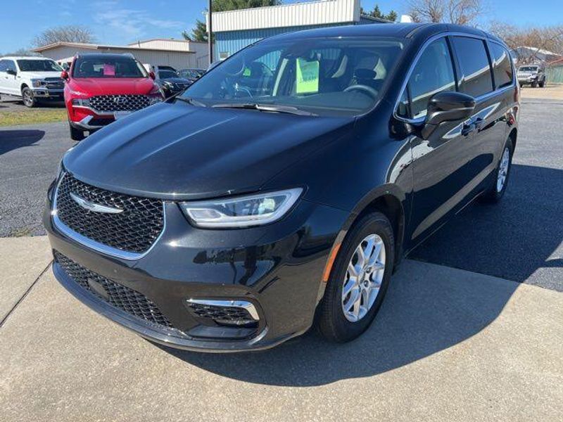 2023 Chrysler Pacifica Touring LImage 3