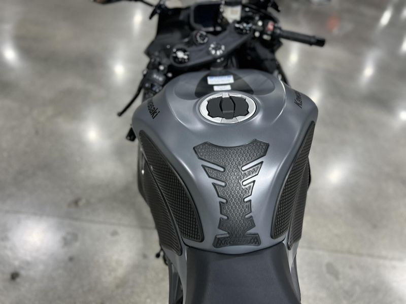 Used 2025 Kawasaki NINJA ZX-6R ABS Image 9