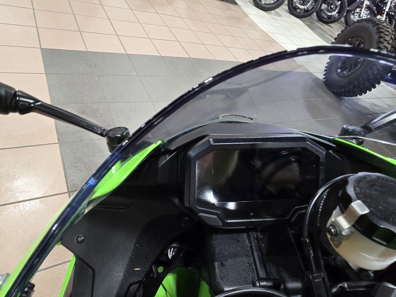 USED 2025 KAWASAKI NINJA ZX6R KRT EDITION LIME GREEN AND EBONY AND PEARL BLIZZARD WHITE Image 16