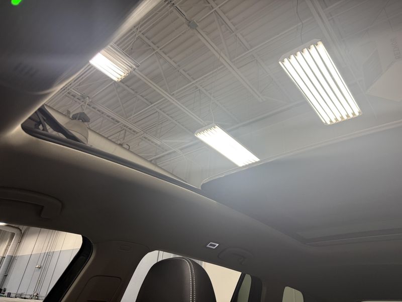 Used 2025 Volkswagen Atlas SE AWD w/Technology & SunroofImage 7