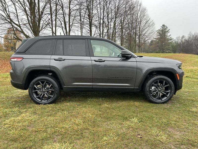 2025 Jeep Grand Cherokee Limited photo 2