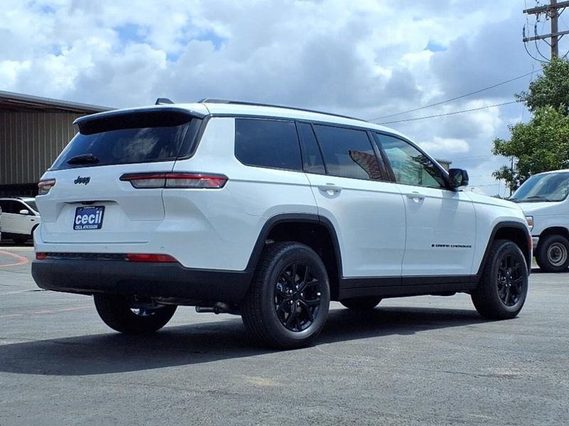 2025 Jeep Grand Cherokee Altitude photo 3