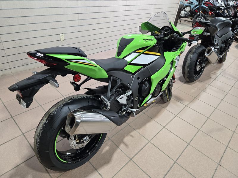 2025 Kawasaki NINJA ZX10R KRT EDITION LIME GREEN AND EBONY AND PEARL BLIZZARD WHITEImage 7