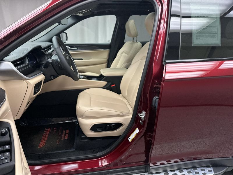 Used 2025 Jeep Grand Cherokee LimitedImage 6