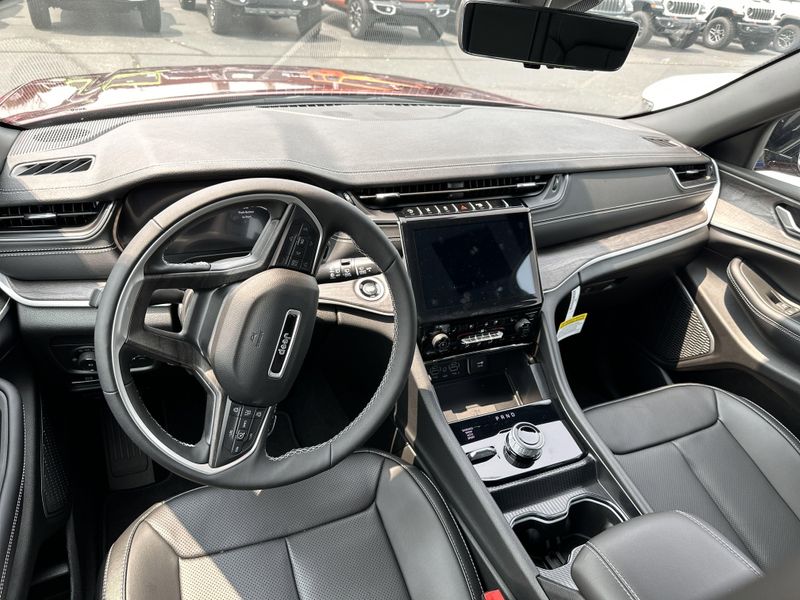 New 2025 Jeep Grand Cherokee Limited 4x4Image 18