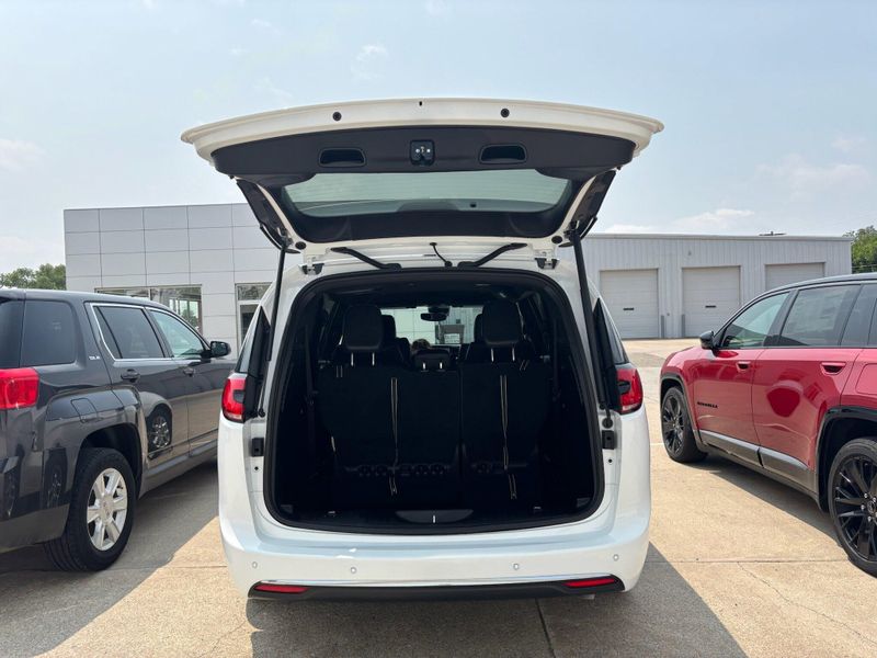 New 2025 Chrysler Pacifica SelectImage 8