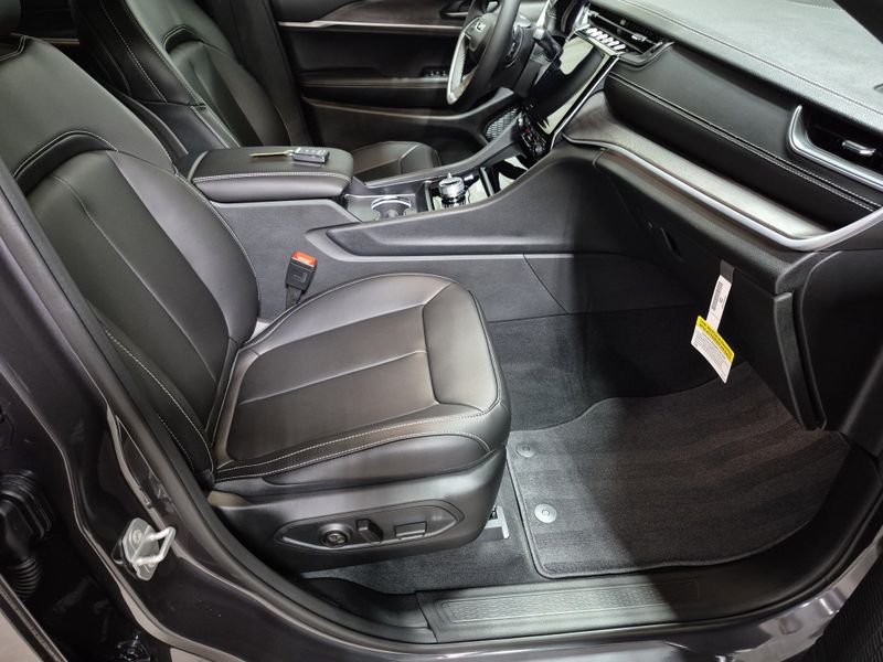 New 2025 Jeep Grand Cherokee L Limited 4x4Image 12