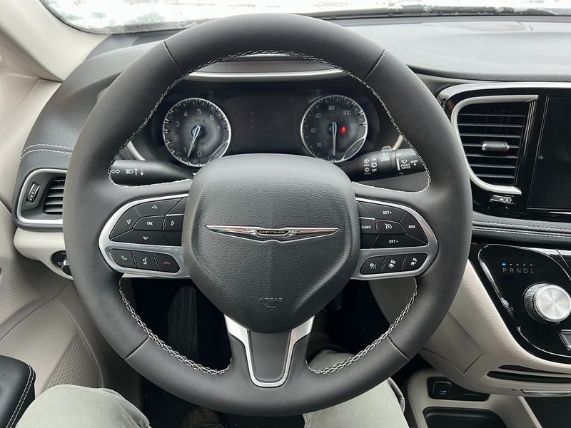 2023 Chrysler Pacifica Touring LImage 2