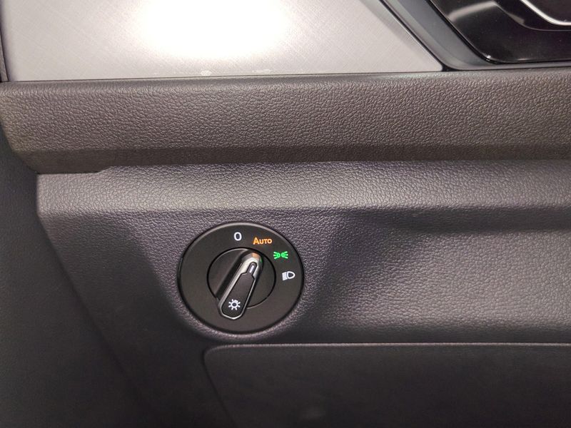 2024 Volkswagen Jetta SE w/Sunroof/Black Wheel PkgImage 27