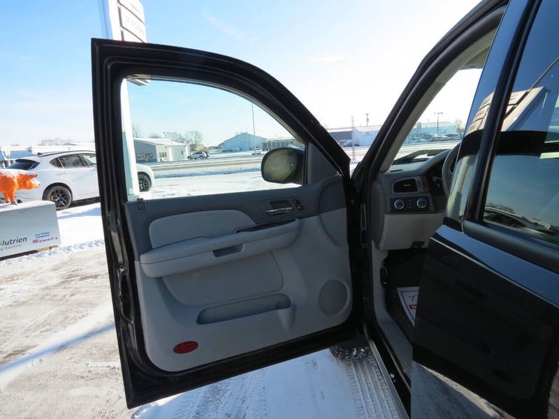 2007 Chevrolet Silverado 1500 LTZ 4dr Crew Cab 4WD 5.8 ft. SBImage 18