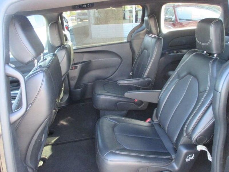 Used 2025 Chrysler Pacifica SelectImage 22